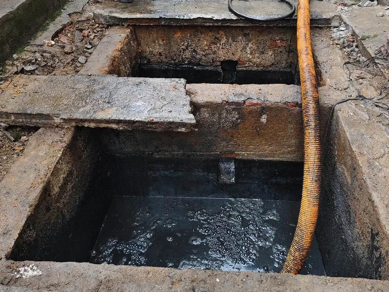 山西路清理化粪池